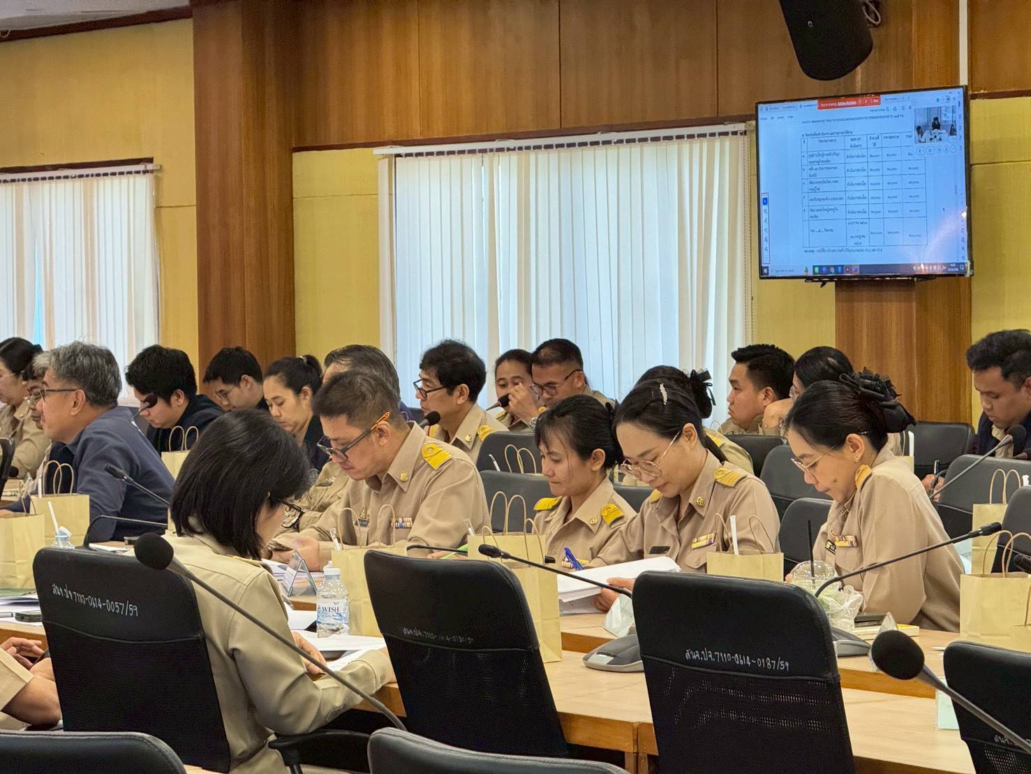 title - วันที่ 15 ธันวาคม 2568 นายวิทูล ประดิษฐบุญ  ปฏิรูปที่ดินจังหวัดปราจีนบุรี มอบหมายให้ เจ้าหน้าที่ ส.ป.ก.ปราจีนบุรี เข้าร่วมประชุม คณะกรรมการประสานงานการขับเคลื่อน และขยายผลโครงการอันเนื่องมาจากพระราชดำริ และหลักปรัชญาของเศรษฐกิจพอเพียง  จังหวัดปราจีนบุรี ครั้งที่ 3/2568